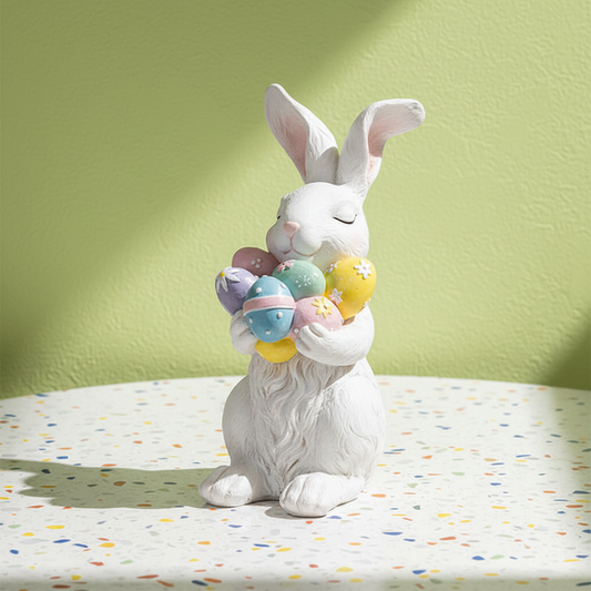 Πασχαλινός λαγός με πολύχρωμα αυγά