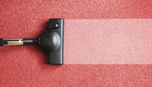 "Καθαρισμός χαλιού με ηλεκτρική σκούπα πριν την αποθήκευση"