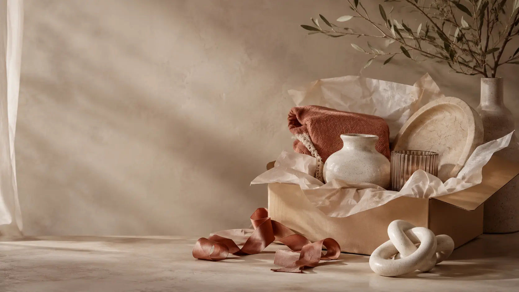 Νέα διακοσμητικά και home items αποκαλύπτονται μέσα από ανοιχτή συσκευασία με απαλά γήινα χρώματα και φρέσκια editorial αισθητική.