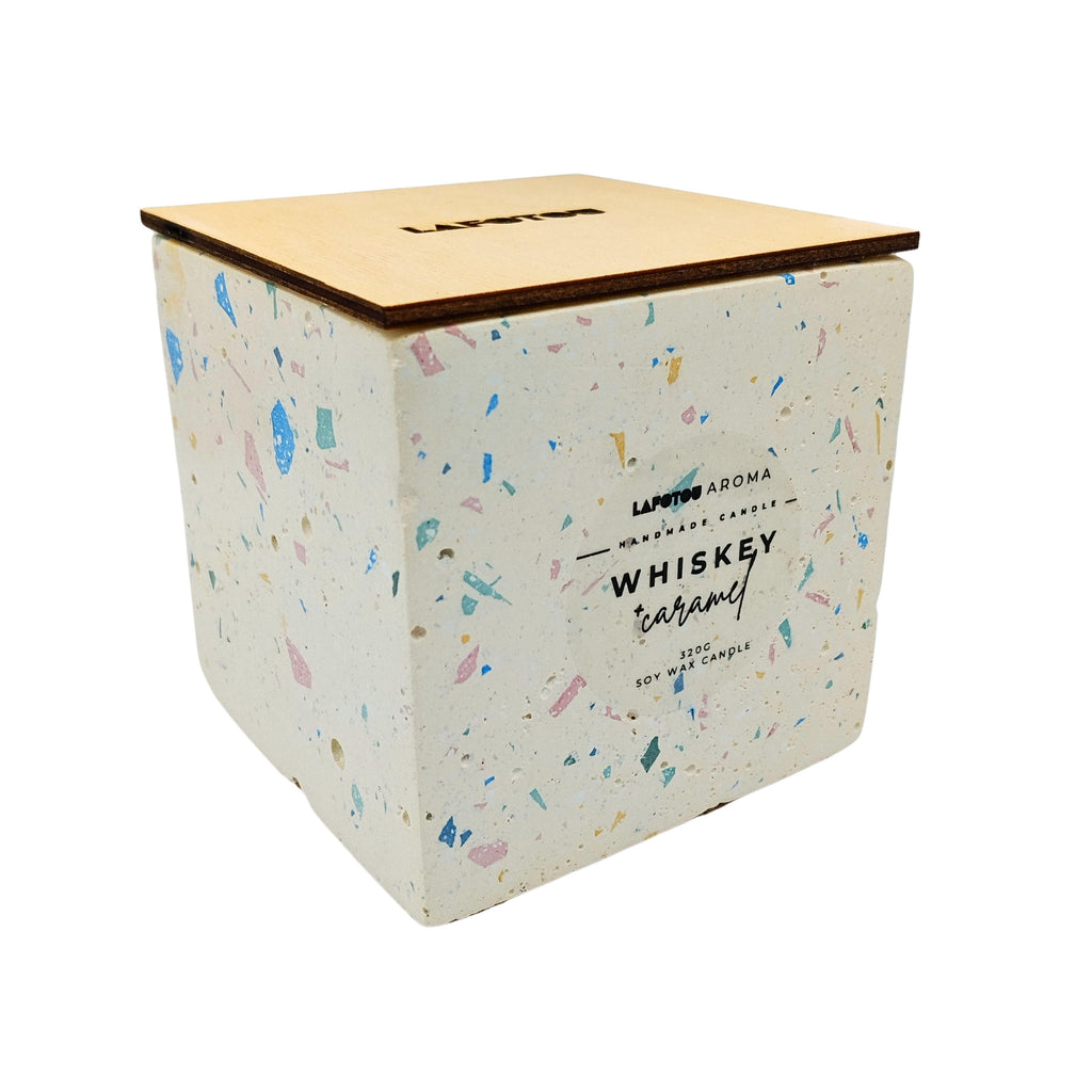 Φυτικό αρωματικό κερί Whiskey Caramel σε τσιμεντένιο κύβο terrazzo