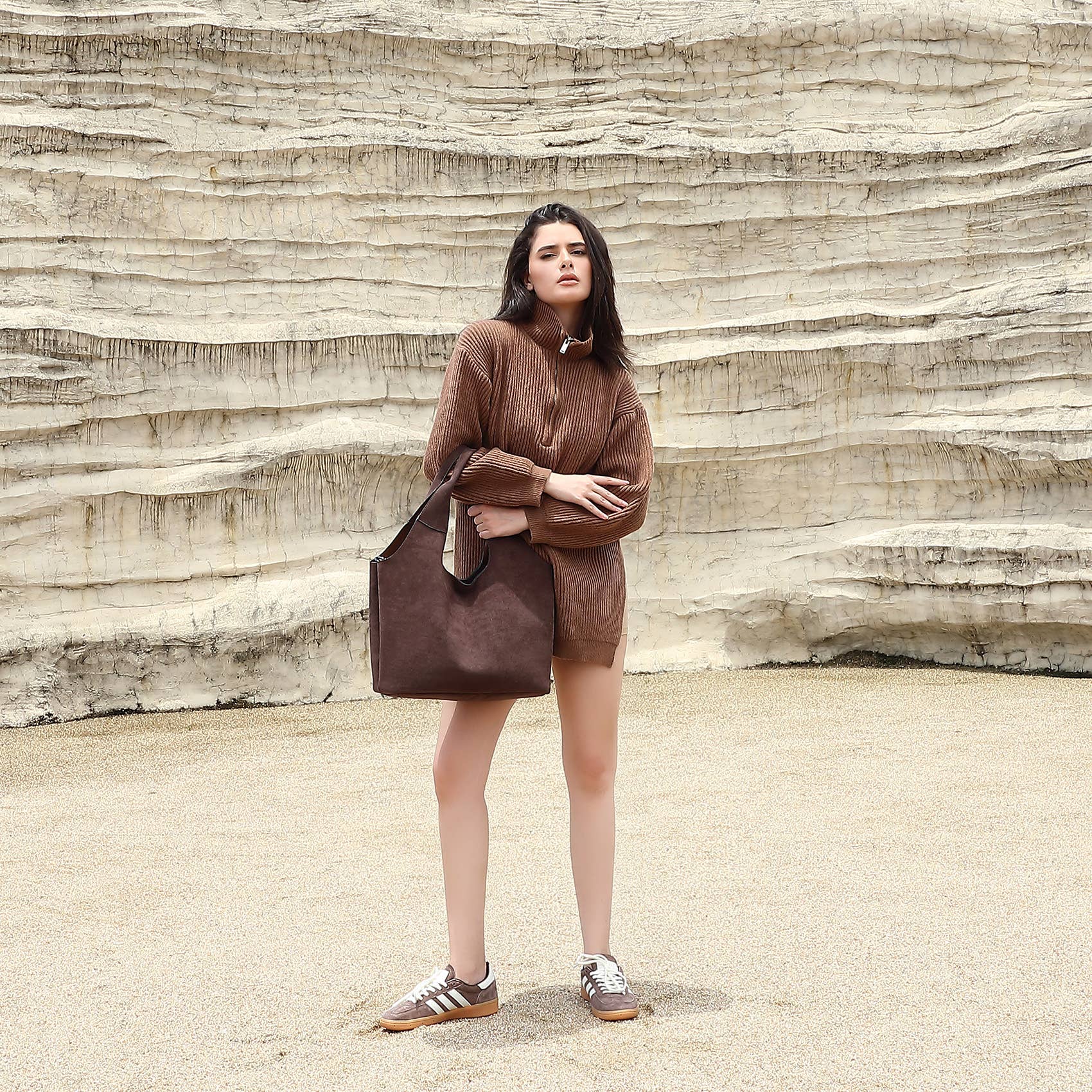 Καφέ τσάντα tote 2 σε 1 από 100% PU με pouch, φερμουάρ και ρυθμιζόμενο λουράκι ώμου.