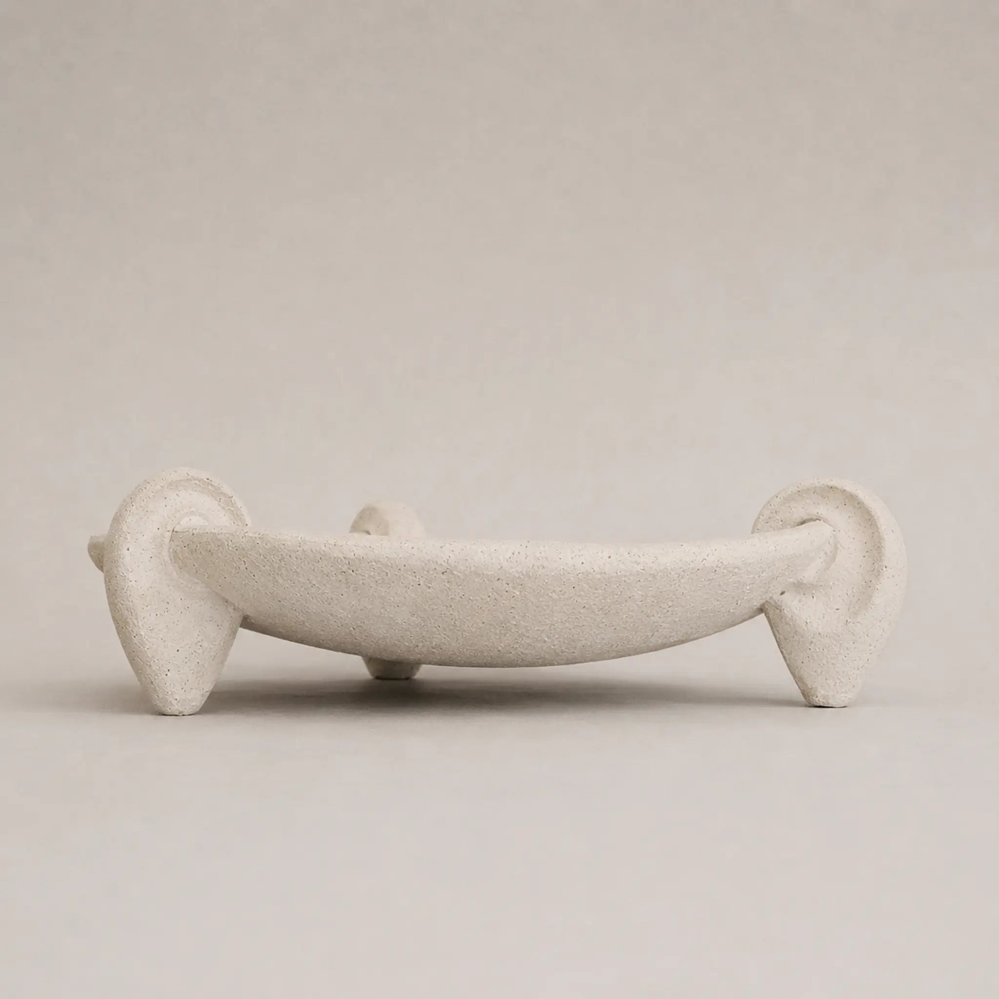 Διακοσμητική πιατέλα από πολυρητίνη σε εκρού – πλαϊνή όψη
