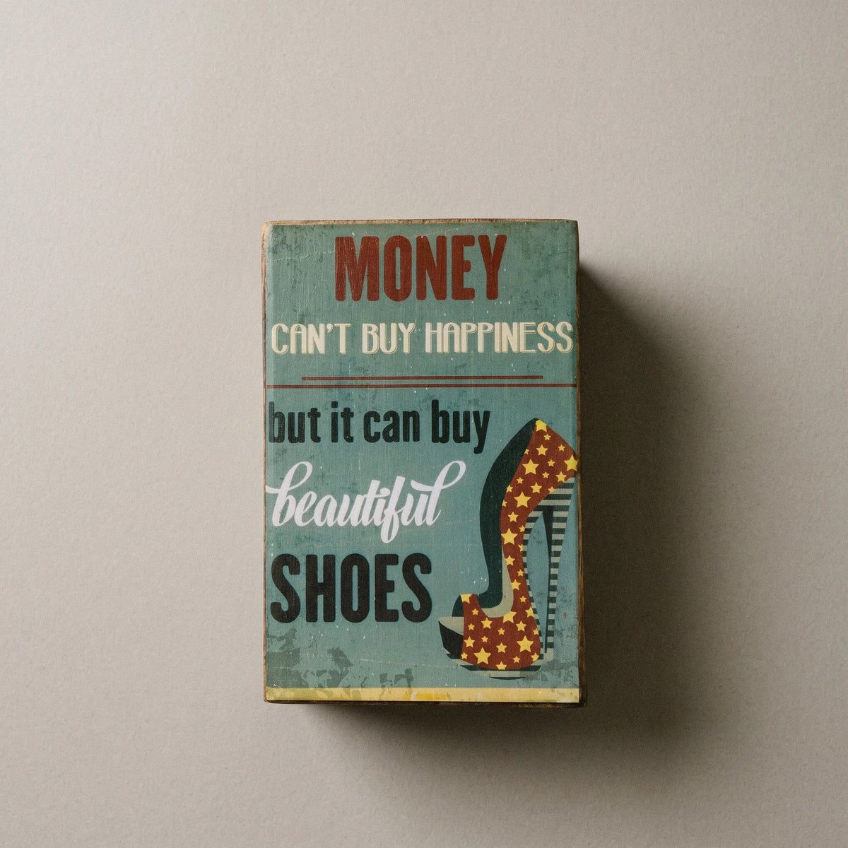 Ξύλινο κουτί από μάνγκο με σχέδιο Shoes Quote φωτογραφημένο από ψηλά, με έμφαση στο σχέδιο του καπακιού.
