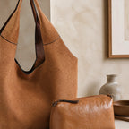 Καφέ τσάντα tote 2 σε 1 από 100% PU με pouch, φερμουάρ και ρυθμιζόμενο λουράκι ώμου.
