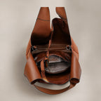 Καφέ τσάντα tote 2 σε 1 από 100% PU με pouch, φερμουάρ και ρυθμιζόμενο λουράκι ώμου.