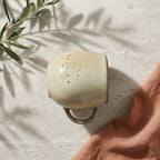 Κεραμική κούπα Basic Nature για καφέ ή τσάι σε warm minimal τραπέζι - λεπτομέρεια προϊόντος