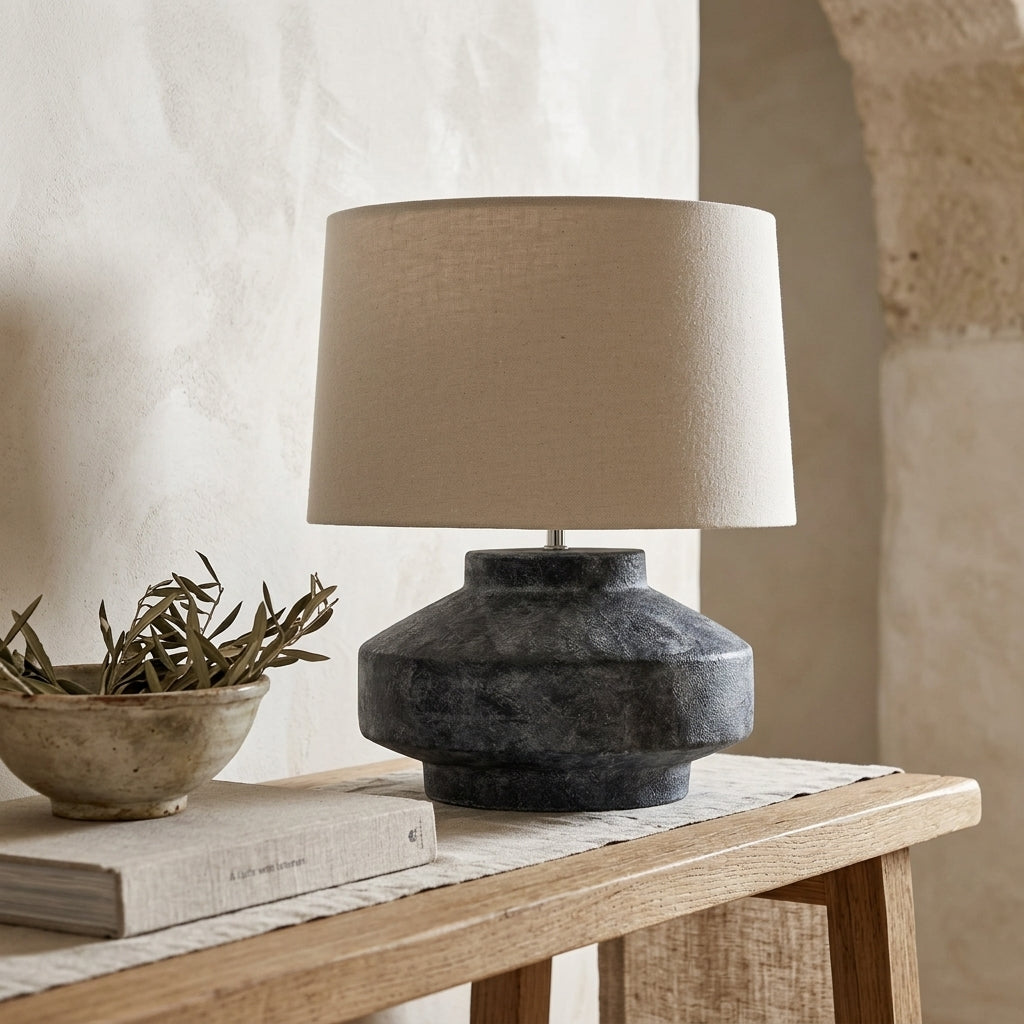 Μαύρο κεραμικό επιτραπέζιο φωτιστικό για warm minimal χώρο
