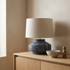 Μαύρο κεραμικό επιτραπέζιο φωτιστικό για warm minimal χώρο