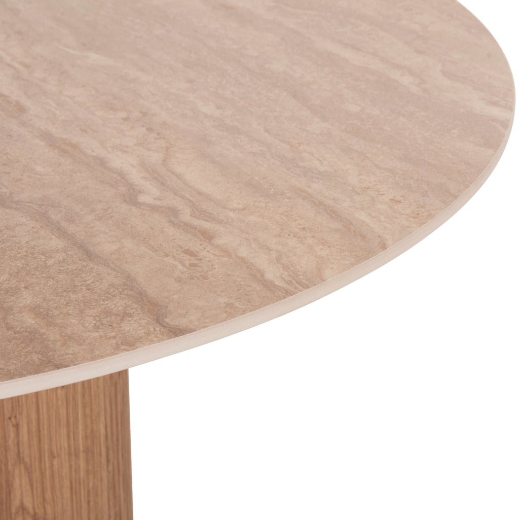 λεπτομέρεια τραπεζιού τραπεζαρίας με travertine look επιφάνεια