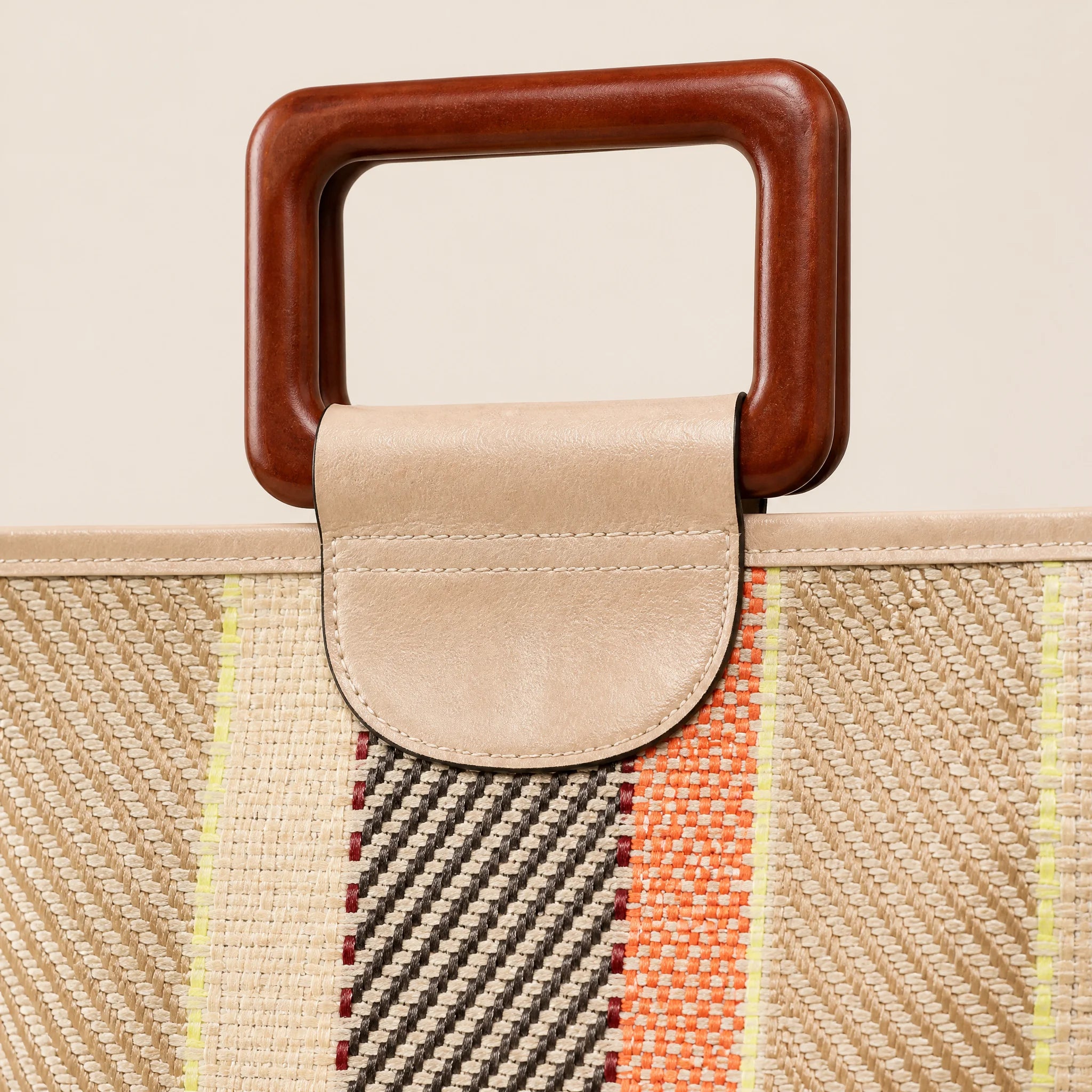 Τσάντα tote 2 σε 1 σε γκρι-μπεζ απόχρωση από συνθετικό δέρμα PU με εσωτερικό pouch και πρακτικές θήκες.