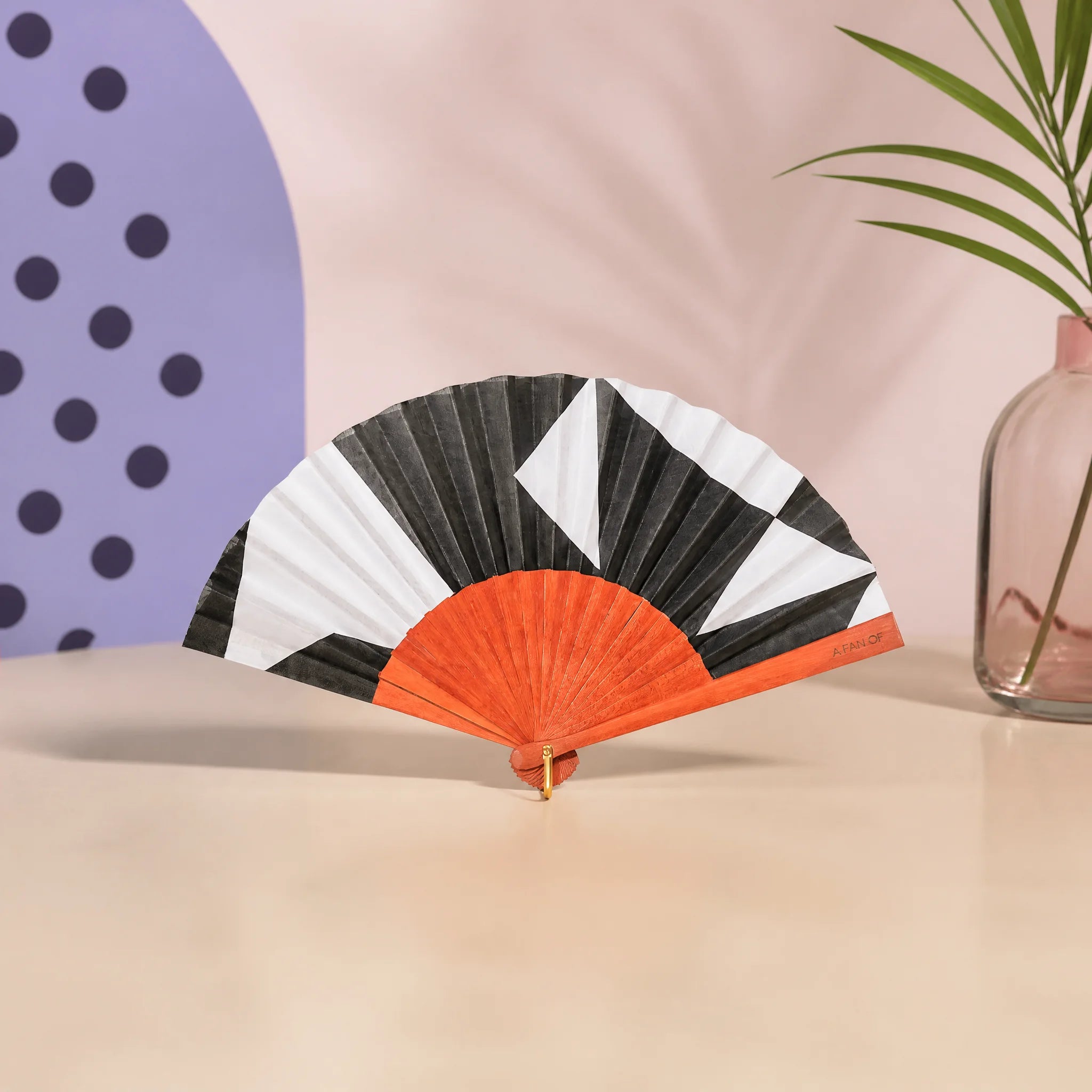 Μικρή ασπρόμαυρη βεντάλια Shadow Play 19 cm με γεωμετρικό μοτίβο